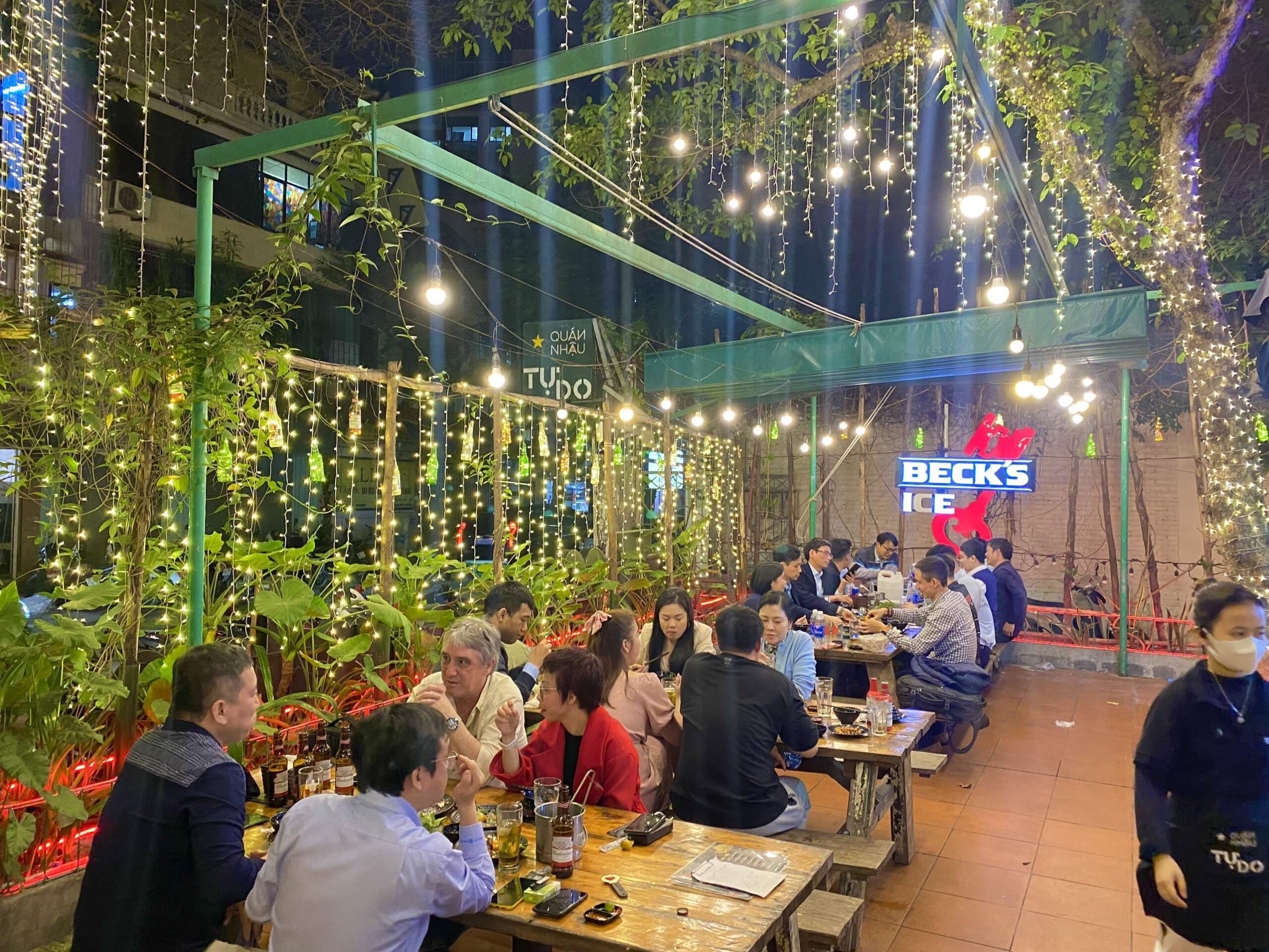 không gian quán nhậu tự do cơ sở 68 thợ nhuộm