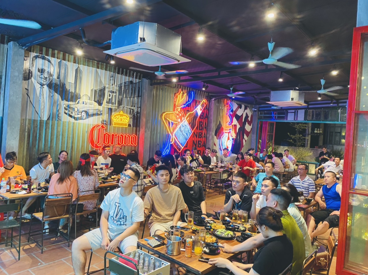 Không gian trong nhà của quán nhậu tự do 02 Lê đức thọ