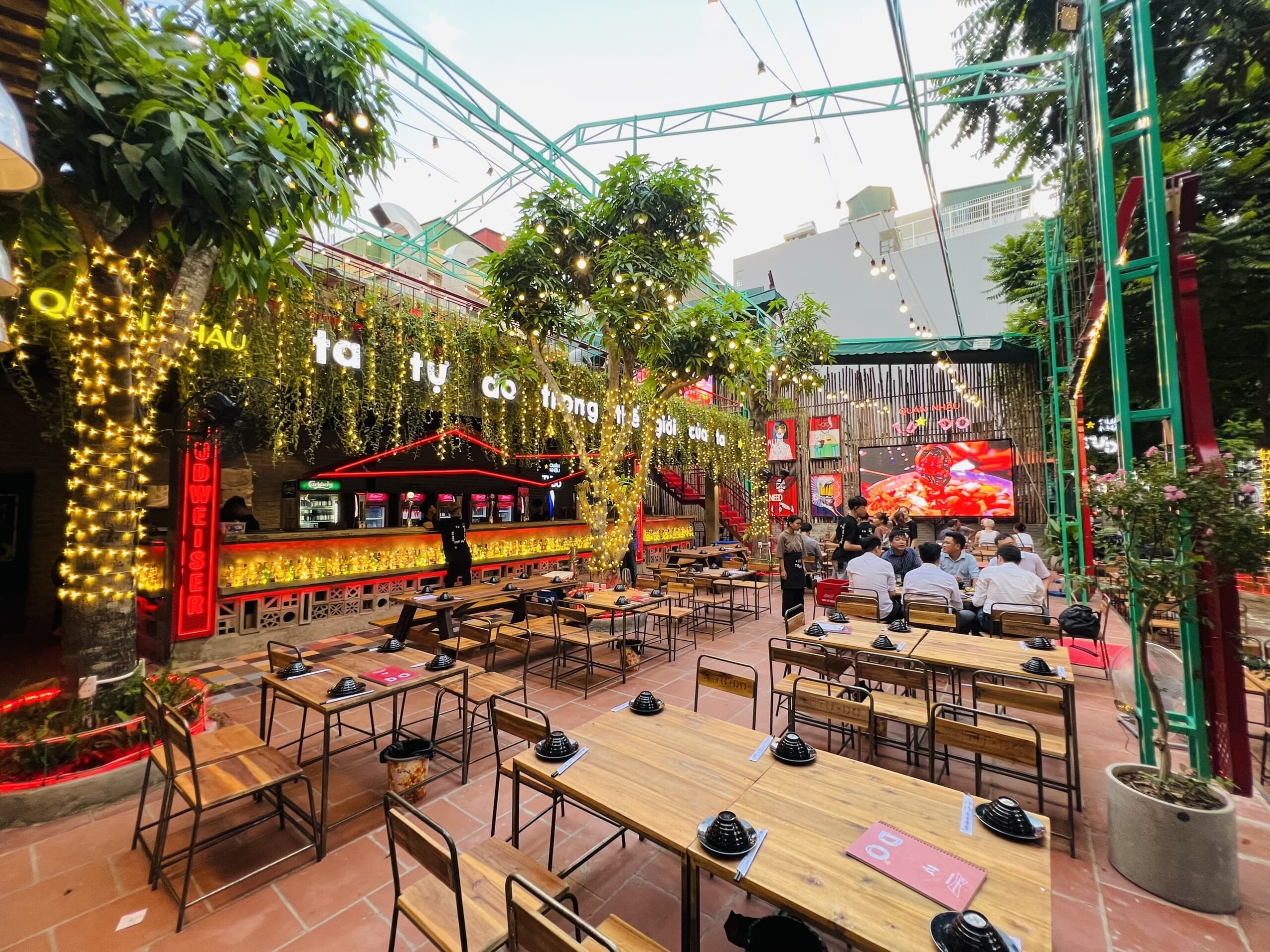 không gian quán nhậu tự do 112 nguyễn văn tuyết