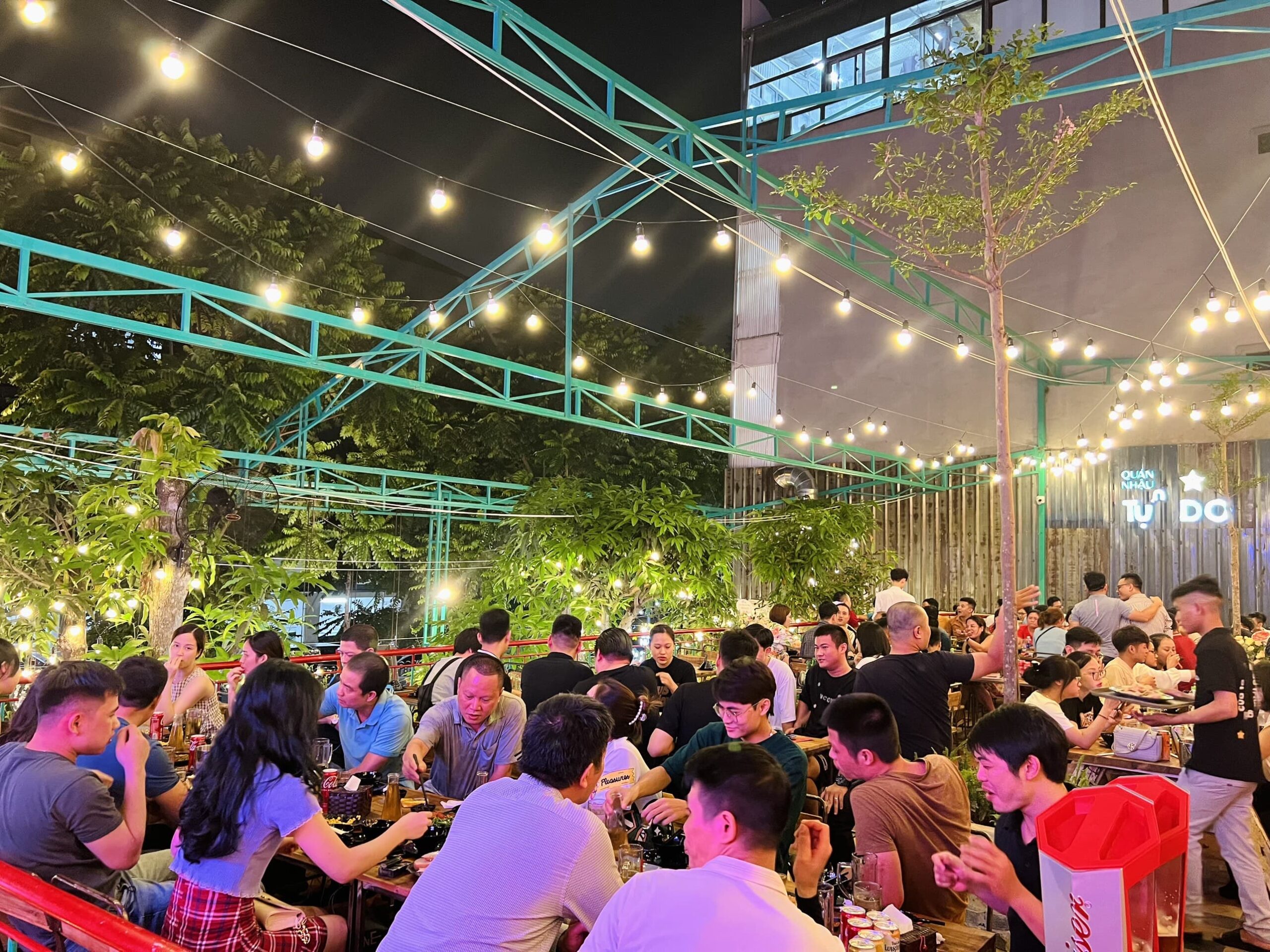 không gian quán nhậu tự do 112 nguyễn văn tuyết