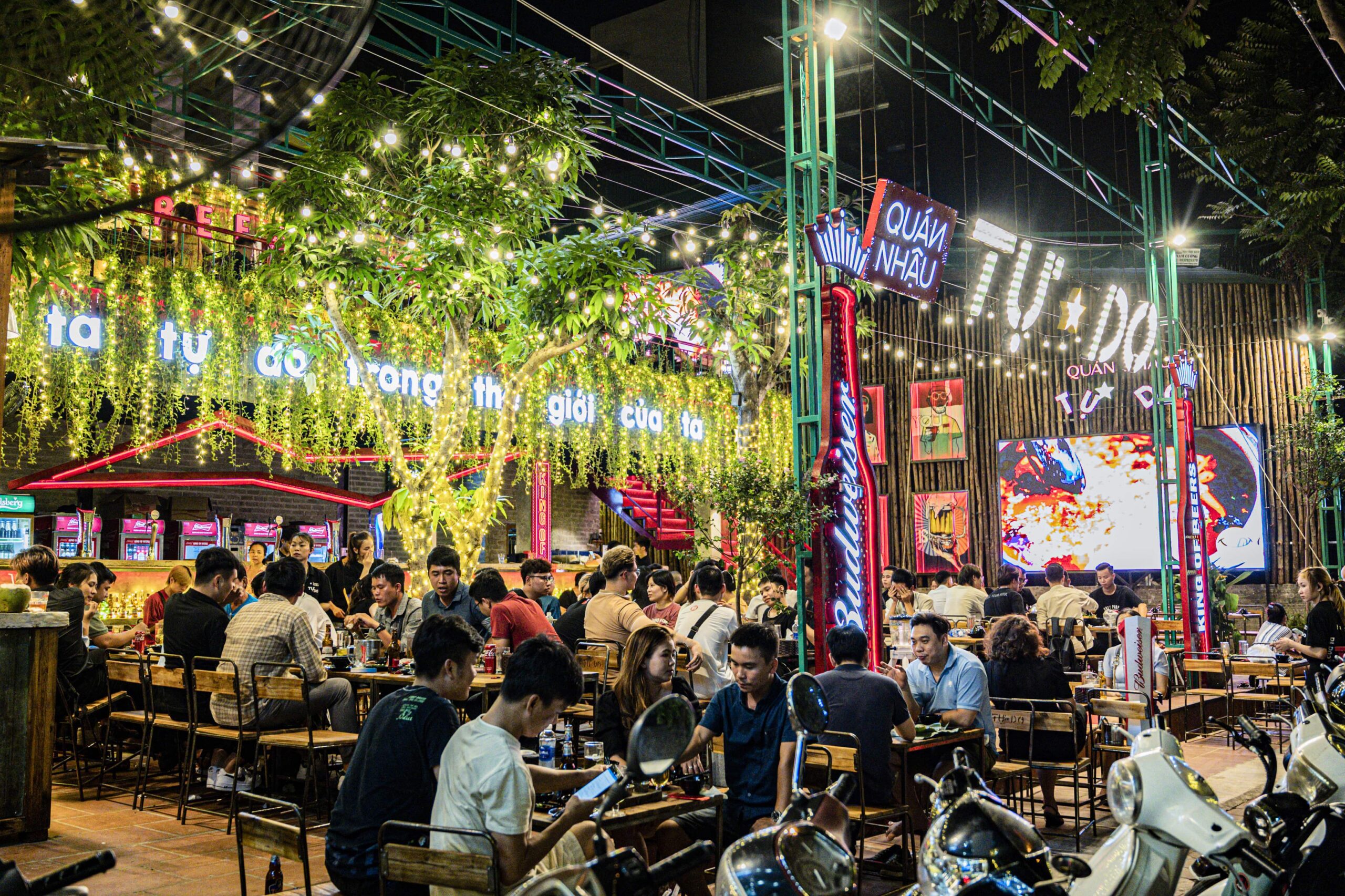 Quán Nhậu Tự Do 112 Nguyễn Văn Tuyết, quận Đống Đa - Tụ điểm ăn chơi mới nổi trên phố ẩm thực 7 BIN 8516 scaled